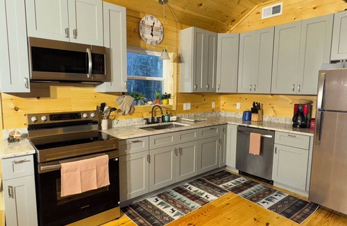Newland Cabin | BRAND NEW 2-bedroom Riverfront Pet Friendly Cabin in charming Newland
