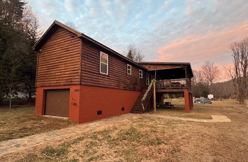 Newland Cabin | BRAND NEW 2-bedroom Riverfront Pet Friendly Cabin in charming Newland