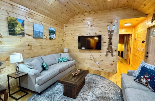 Newland Cabin | BRAND NEW 2-bedroom Riverfront Pet Friendly Cabin in charming Newland