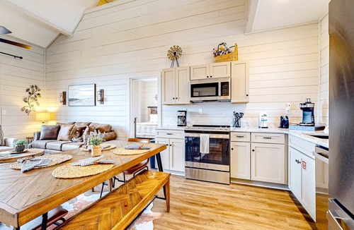 Sevierville Cabin | Brand New Cabin Overlooking Douglas Lake・Hot Tub