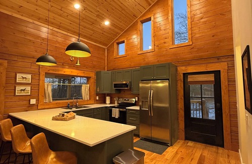 Stanton Cabin | Brand New! The Wiske Lodge- Hot Tub. Starlink Wifi. Pool Tble. Pinball Near RRG
