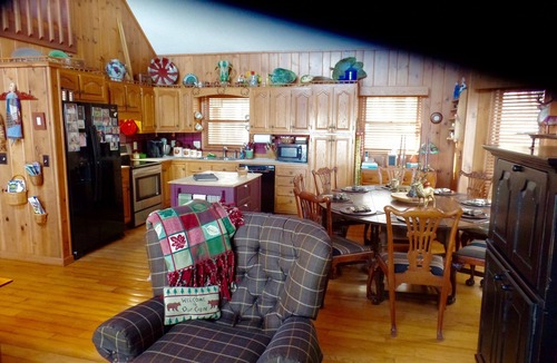 Roan Mountain Cabin | Breath Taking View of the Highlands of the Roan with Hot Tub and Pool Table