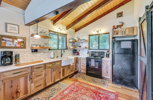 Alpine Lake Cabin | Breathtaking Lake Views | Walk to Alpine Lake