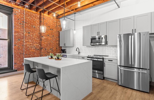 Downtown St. Louis Apartment | Brick & Bed - 2B/2B Spacious Riverfront Loft