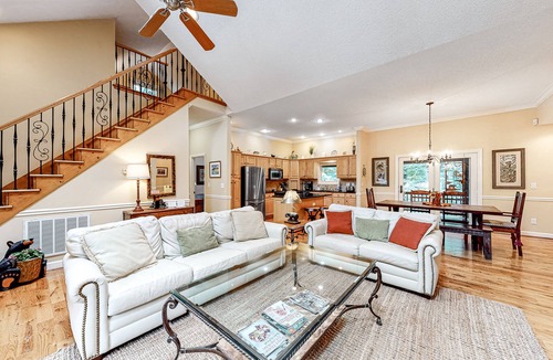 Sugar Mountain Cabin | Bright, cheery cottage w/vaulted ceilings and luxury kitchen appliances