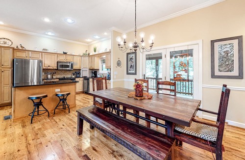 Sugar Mountain Cabin | Bright, cheery cottage w/vaulted ceilings and luxury kitchen appliances
