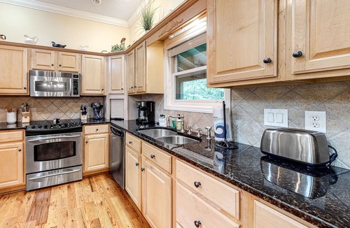 Sugar Mountain Cabin | Bright, cheery cottage w/vaulted ceilings and luxury kitchen appliances