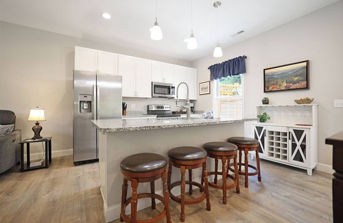 Black Mountain House | Bungalow Dream, Water & Electric are back-Fire Pit & fenced