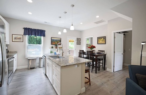 Black Mountain House | Bungalow Dream, Water & Electric are back-Fire Pit & fenced
