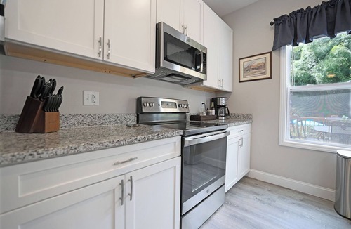 Black Mountain House | Bungalow Dream, Water & Electric are back-Fire Pit & fenced