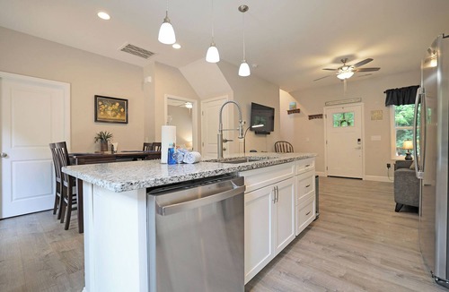 Black Mountain House | Bungalow Dream, Water & Electric are back-Fire Pit & fenced