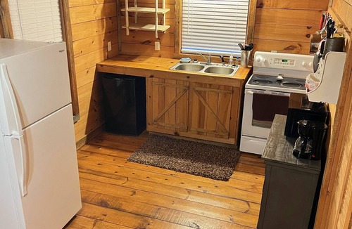 Newland Cabin | C & D’s Cozy Cabin