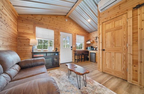 Rockwell Cabin | Cabin #1 @ Rock Creek Cabins! King Bed! 15 min. to Bathhouse Row! Pet Friendly!