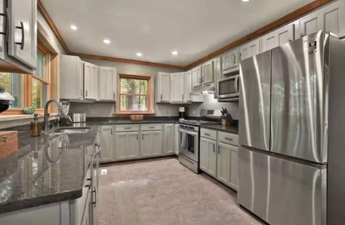 Shelbyville Cabin | Cabin+Bunkhouse Sleeps 23 near Lex Lou Like New Spacious Modern Rustic Retreat
