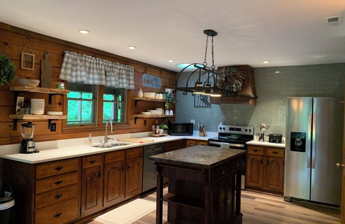New Richmond Cabin | “Cabin by the Creek” located in Historic New Richmond, Ohio 3BR 2.5B sleeps 11