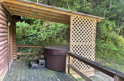 Slade Cabin | Cabin close to Natural Bridge State Park with hot tub and internet