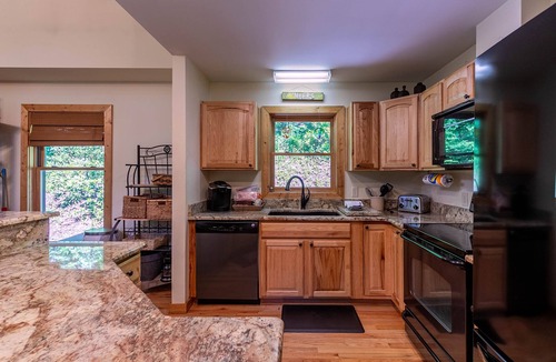 Banner Elk Cabin | Cabin Cove- Cabin between Sugar and Beech Mtns, hot tub, game tables, fire pit, yard, pets