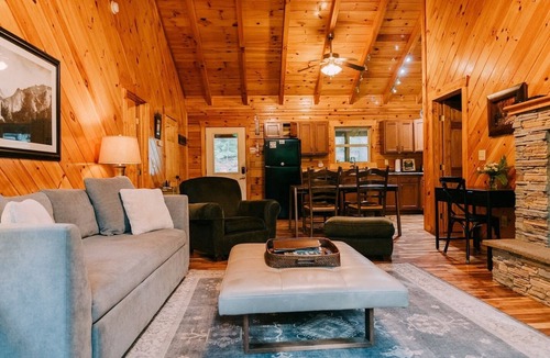 Primrose Cabin | Cabin, Ensuite Bedrooms, Hot Tub, Firepit, Woods