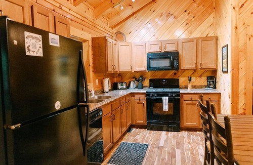 Primrose Cabin | Cabin, Ensuite Bedrooms, Hot Tub, Firepit, Woods