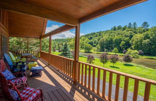 Piney Creek House | Cabin on New River, Fire Pit, Dogs OK, Hot Tub with VIEWS - Sleeps 10