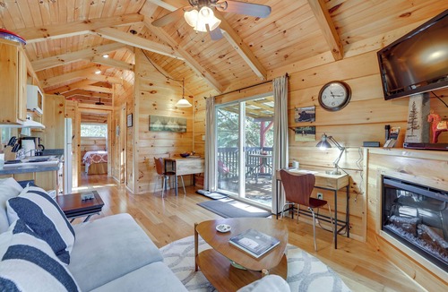 Columbus Cabin | Cabin on Serene Horse Farm Near TIEC & Wineries