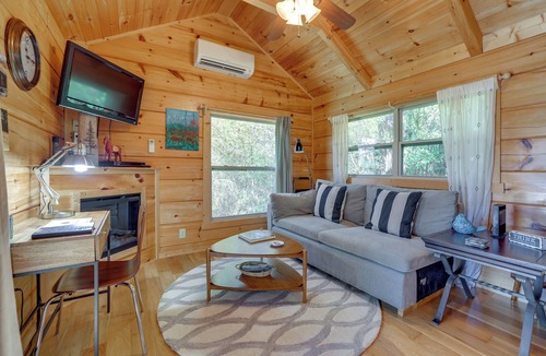 Columbus Cabin | Cabin on Serene Horse Farm Near TIEC & Wineries