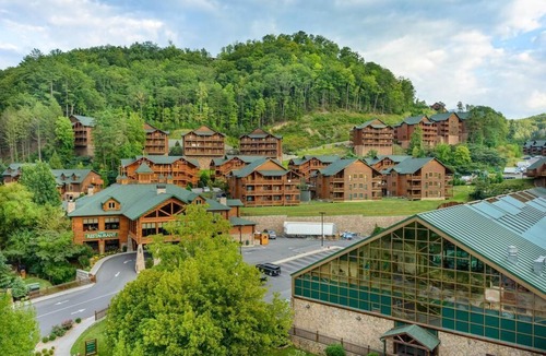 Gatlinburg Condo | Cabin Style Luxury Condo-Gatlinburg/Water Park