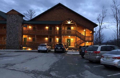 Gatlinburg Condo | Cabin Style Luxury Condo-Gatlinburg/Water Park