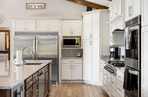 Campton House | Calaboose Retreat- Hot Tub, Outdoor Pool, Pool Table, FirePit, Fireplace