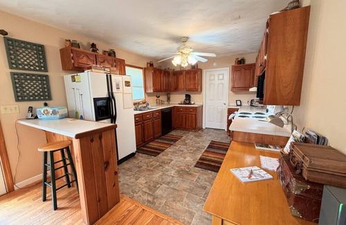 Rogers House | Carrie`s Cottage- Hot Tub, Firepit, Covered Deck, 11 mins to Natural Bridge