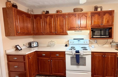 Rogers House | Carrie`s Cottage- Hot Tub, Firepit, Covered Deck, 11 mins to Natural Bridge