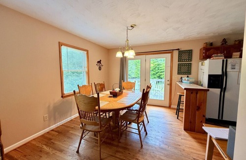 Rogers House | Carrie`s Cottage- Hot Tub, Firepit, Covered Deck, 11 mins to Natural Bridge