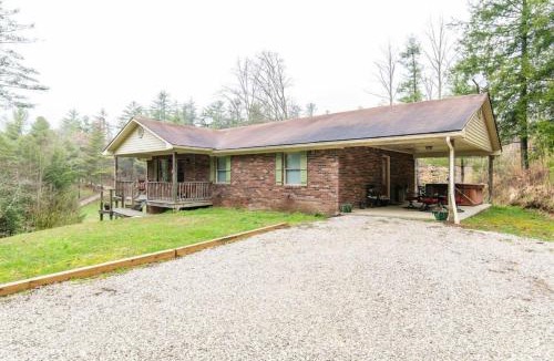 Rogers House | Carries Cottage- Hot Tub, Firepit, Covered Deck