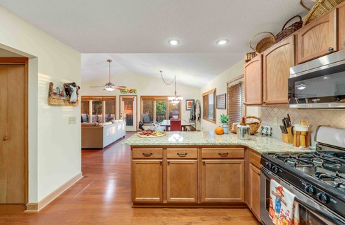 Beech Mountain Ski Chalet | Casa Bella -Sleeps 10 -Hot Tub + Fireplace- EV Charger - 5 Min to Ski Resort