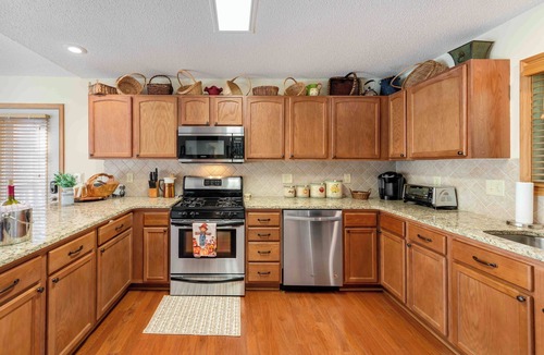 Beech Mountain Ski Chalet | Casa Bella -Sleeps 10 -Hot Tub + Fireplace- EV Charger - 5 Min to Ski Resort