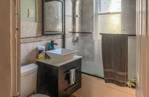 Chelsea House | Casa Castor - Private Room with Shared Bathroom 2