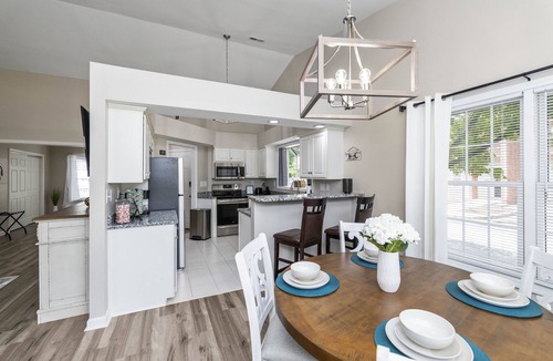 Lexington House | Castle Glow - 2BR - BBQ Gr - Walk to Kroger Field