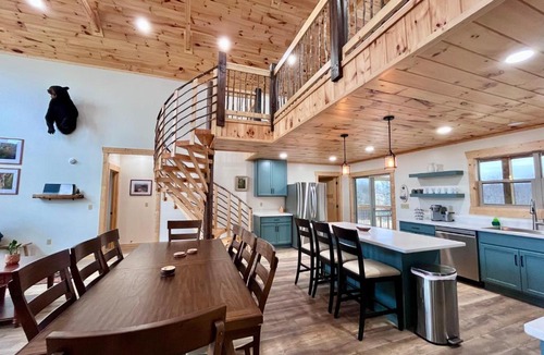Rogers House | Cat's Cradle - RRG Sunset Views Hot Tub WiFi Pet Friendly Near Natural Bridge State Park
