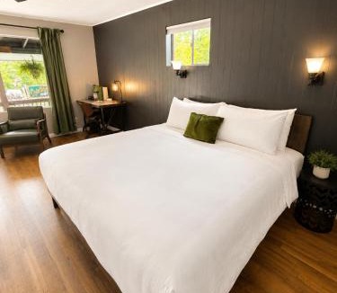 Hendersonville Hotel | CedarWood Inn