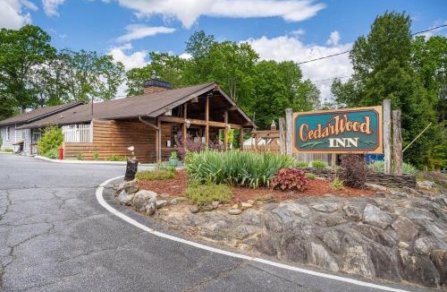 Hendersonville Hotel | CedarWood Inn