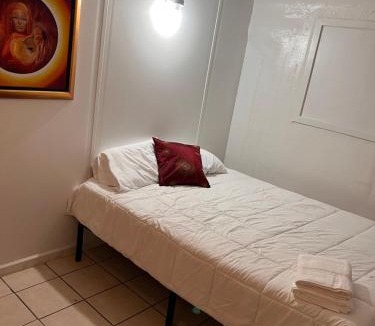 Downtown Phoenix House | Central Phoenix Value Stay Red Room
