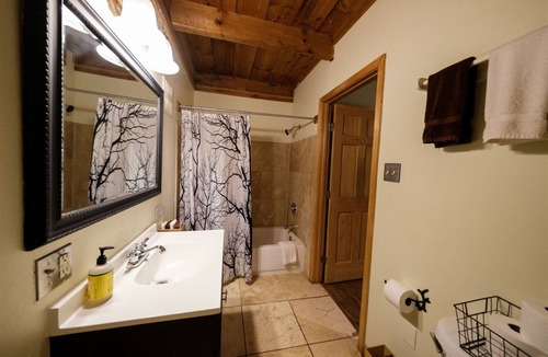 Slade Cabin | Chalet: Luxury Suite with Exclusive Hot Tub near Natural Bridge