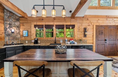 Rutherfordton Cabin | Chalet Vie at Lake Lure | Hot Tub | Fire Pit | Dog Friendly | Sleeps 7