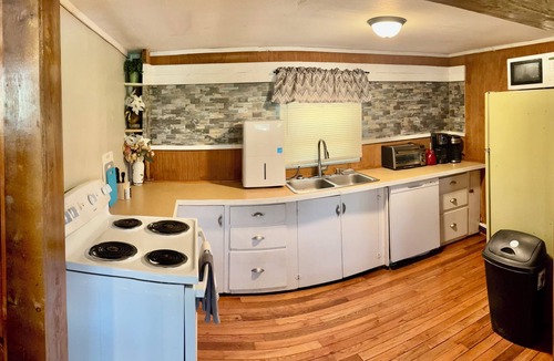 Lynn Garden Cabin | Charming 1-Bedroom, 1-bunk room, fishing in Gate City with Central Air, WiFi