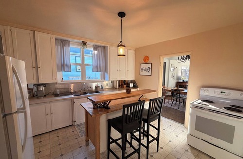 Everett House | Charming 2-bedroom bungalow in welcoming Everett with WiFi