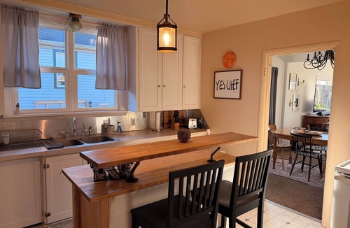 Everett House | Charming 2-bedroom bungalow in welcoming Everett with WiFi