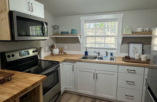 Waneta Cottage | Charming 2-bedroom cottage with WiFi, AC, close to SXS trails in Mckee, KY.