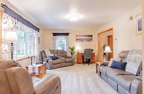 Hagerstown House | Charming 2-bedroom house with peaceful front porch and game room in Hagerstown