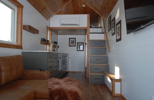 Milford Cottage | Charming 2-bedroom Tiny House with WiFi, AC in relaxing Brooksville