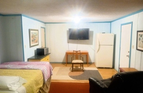 Searchlight Hotel | Charming 2-bedroom hotel suite with AC, WiFi in enchanting Searchlight
